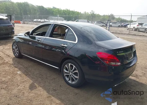 2016 Mercedes-Benz C 300 4Matic/Luxury 4Matic/Sport 4Matic z USA, uszkodzony, nr VIN 55SWF4KB6GU172347